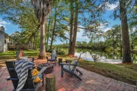 Backyard lake oasis, close to Tybee & Downtown, Low Country Lake Retreat