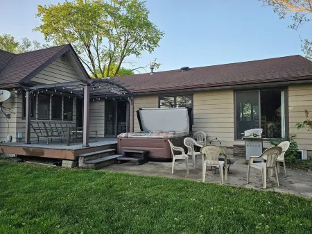 4- bed 3-bath w/private HOT TUB