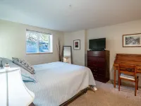 Lovely 2-bedroom condo in Chelan, close to town with mountain views Hotels in Chelan
