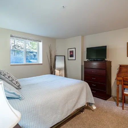 Lovely 2-bedroom condo in Chelan, close to town with mountain views