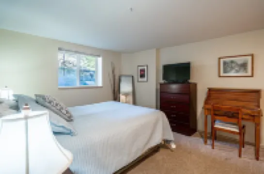 Lovely 2-bedroom condo in Chelan, close to town with mountain views