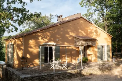Ravissant Mas à Saignon Très Confortable, Piscine, Grand Parc, Animaux Acceptés Hotels near Parc naturel régional du Luberon