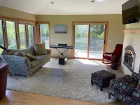 Spacious  5-bedroom  80 acres family farm retreat with AC, WiFi in rural Verona