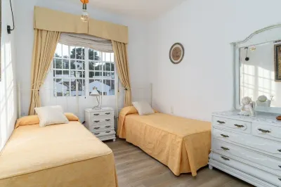 Villa with garden and private pool Playa Benajarafe附近的飯店