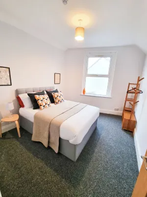 Brynmill Flat Sleeps 3/5 | Close to Beach, Uni & Park | Free Wifi | Free Parking Hotels near Brynmill Park