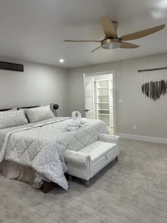 Hot tubo, 3bedroom house in delightful West Des Moines withWiFi, AC,fitness room Отели в г. Запад Де-Мойн