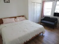 Spacious 4-bedroom suburban townhome near Baltimore safe peaceful king beds