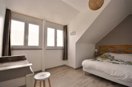 Renovated house located 5 minutes from the beach and playground, close to shops. Отели в г. Ле Кротуа