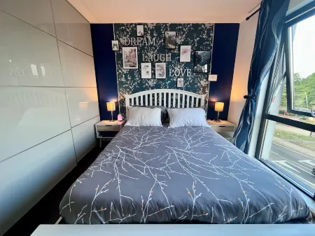 Chic & Cosy Flat with a View Отели рядом с достопримечательностью «St Michael the Archangel»