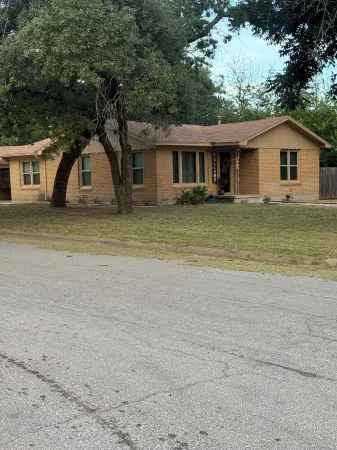 Wonderful 3-bedroom house walking distance to TSU in Stephenville