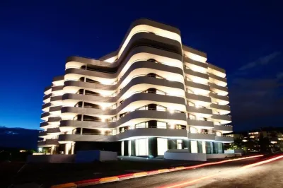 Stylish 2-Bedroom Sarajevo Retreat: Private Baths & Panoramic Views Hotel in zona TOBY