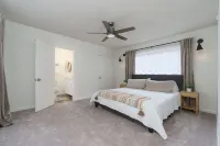 Mid-Century Calabasas Residence Hotels in Calabasas