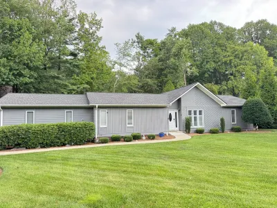 Peaceful, newly renovated 3 bedroom home located near the Blue Ridge Mountains Hotel in zona Jaymar Travel Park