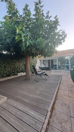 House in residence with swimming pool and direct access to the beach Отели в г. Фронтиньян