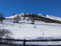 Very sunny chalet at the foot of the slopes, the Ecrins and the paragliding departure point! Các khách sạn ở Vallouise-Pelvoux