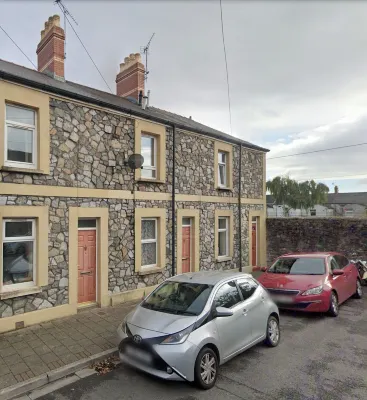 Luxurious Central 5 Double Bedroom Home | 3 Floors Hotels in Adamsdown