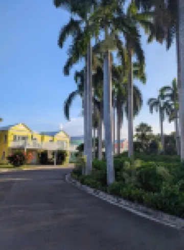 Beachfront Townhome at Little Bay Country Club: Pool, Beach, Backyard & More!