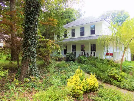 Large 3/4 bedroom Valley View House with Outdoor Space, Pool and Storm Shelter