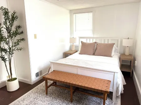 Charming Apartment Near Downtown