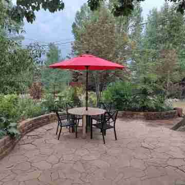 Downtown Park and Rec Center. Pool/gym/hot tub 1 block away. Hotel Exterior