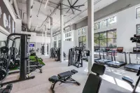 Chic 1-BR Haven w/King Bed, Sofa bed, Pool, Gym in Prime Frisco