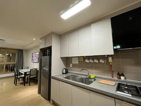 Charming Spacious Apartment in Clark Freeport Zone with Kitchenette & Balcony