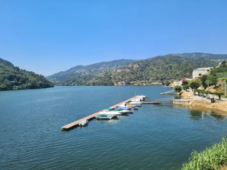 Entire house overlooking Douro River Отели в г. Валонгу