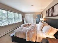 Equinox Haus: Private retreat with pool table, hot tub and hiking trails