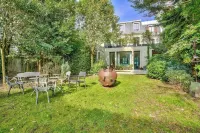 Elegant six-bedroom villa of 350 m2 with garden.