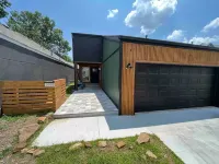 Ivy's Charming 2 Bedroom 2 Bath with Jetted Tub