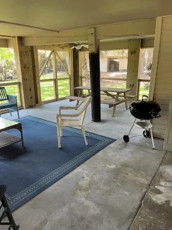 Quiet and relaxing 3-bedroom getaway with AC in Edisto Island