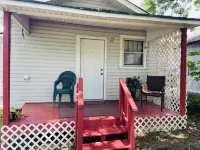 Charming 2-bedroom house in Pleasant Rossville with AC, WiFi, fenced in yard! Hotels in Rossville