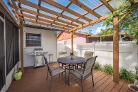 Charming 2-bedroom house in welcoming Sarasota with AC