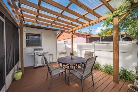 Charming 2-bedroom house in welcoming Sarasota with AC