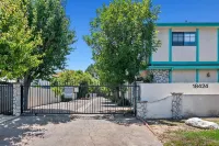 Enjoyable townhome with AC in vibrant Los Angeles Hotels in Reseda