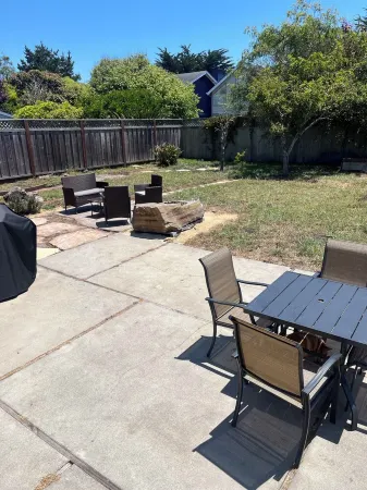 Quaint 3-bedroom house fenced yard firepit, WiFi HalfMoonBay 3 blocks from beach