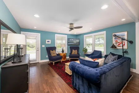 Waterfront Cape May canal property 5min to beach landscaped grounds Отели рядом с достопримечательностью «Cape May Lighthouse»