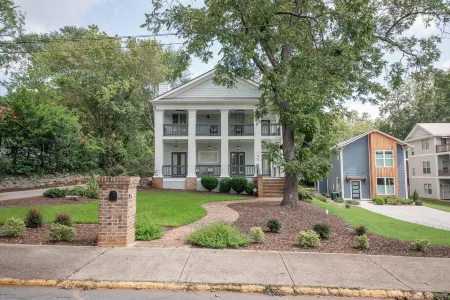 Upscale 4BR Walk to Stadium and Downtown