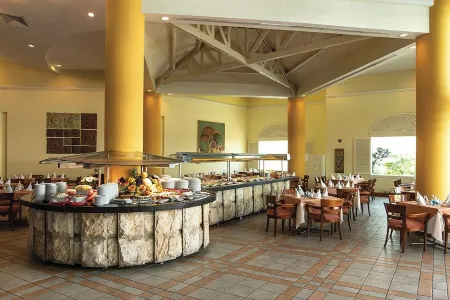 Beachfront apartment with a view, for 2-8 people at Hotel Colon Salinas