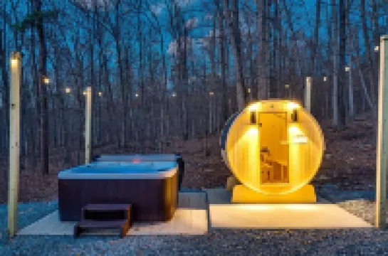 5Br Cabin W/ Sauna, Hot Tub, Firepit, River Access and Games