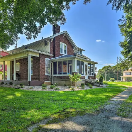 Glasgow Home w/ Porch: Close to Lake & Caves!