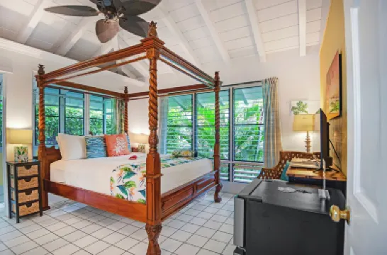 Big Island Retreat Hotels near White Sand Beach