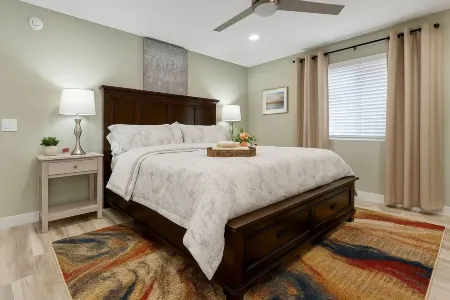 Wknd@Bernie's Private Villa includes enclosed Hot Tub room for Romantic Getaway!