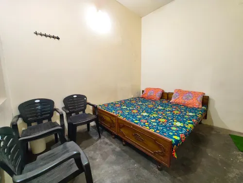 Goroomgo Shanti Guest House Varanasi Hotels in Domari
