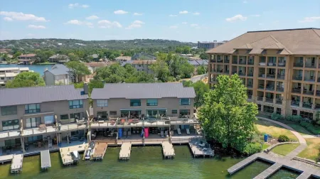 Remodeled Family Waterfront Townhome in the Heart of Horseshoe Bay Отели рядом с достопримечательностью «Horseshoe Bay Resort - Ram Rock Course»