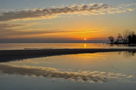 Private Beach and Deck Spacious Lake Michigan Home