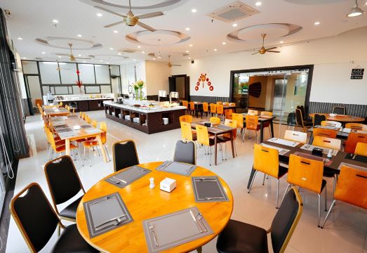 시 가든 호텔 다낭의 실내 수영장 모습