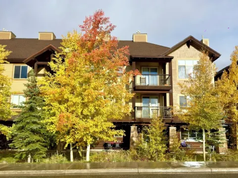 Spacious 3Br, Perfect Downtown Location w/ Pool, Hot Tub, & Shuttle Access