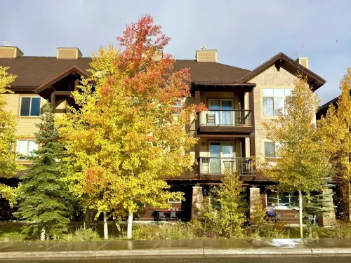 Spacious 3Br, Perfect Downtown Location w/ Pool, Hot Tub, & Shuttle Access