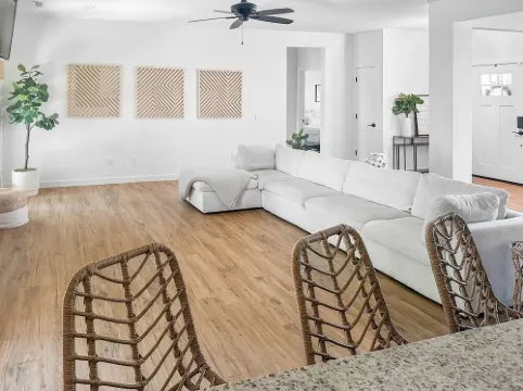 New Modern Home in West Faye with Frustration-Free Checkout, 10 Mins to Uofa